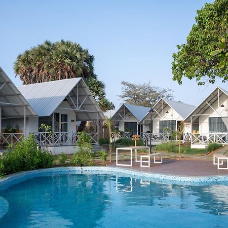 Praveg Beach Resort Daman Lighthouse Beach Dış mekan fotoğraf