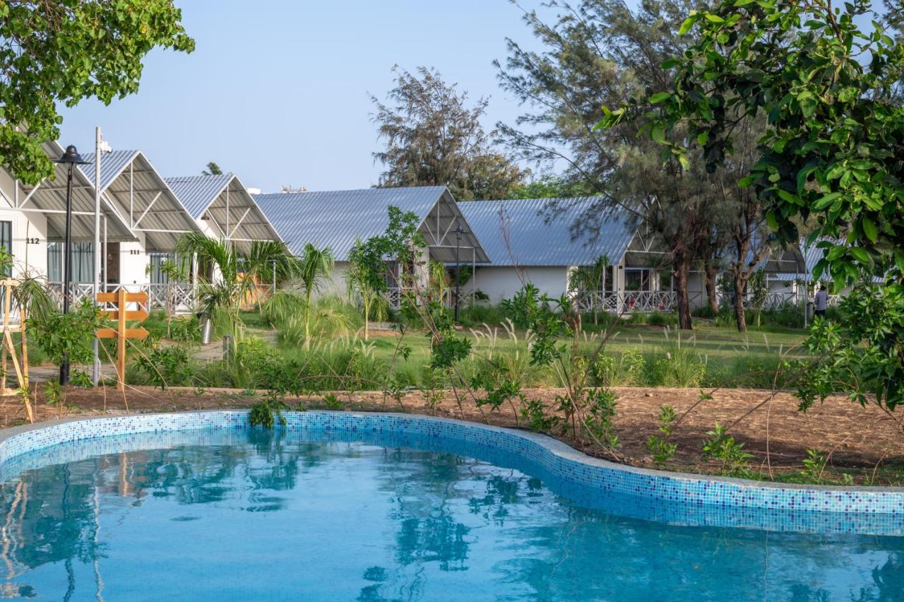 Praveg Beach Resort Daman Lighthouse Beach Dış mekan fotoğraf