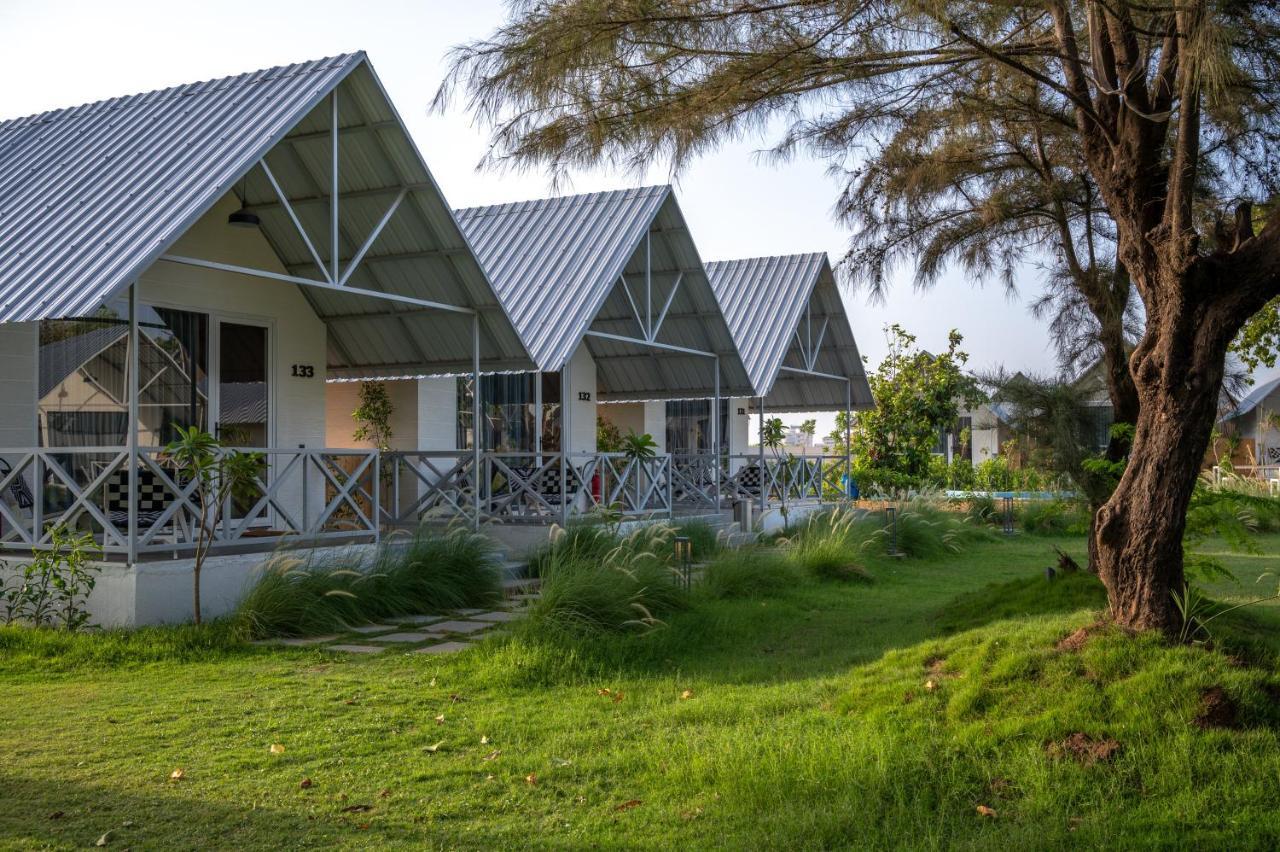 Praveg Beach Resort Daman Lighthouse Beach Dış mekan fotoğraf