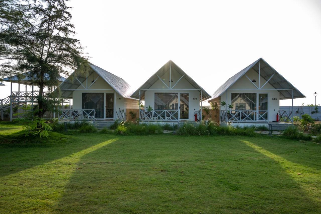 Praveg Beach Resort Daman Lighthouse Beach Dış mekan fotoğraf