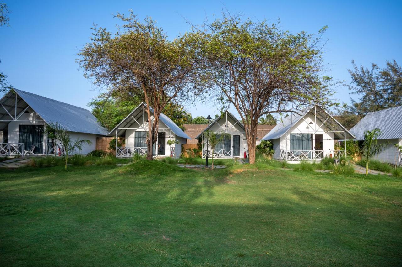 Praveg Beach Resort Daman Lighthouse Beach Dış mekan fotoğraf